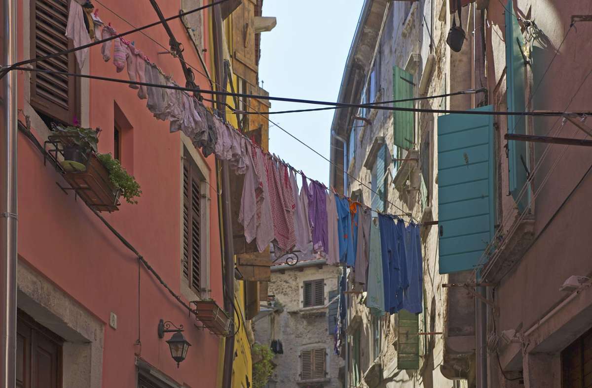 Wäsche trocknet auf einer Leine in einer Gasse in der Altstadt Rovinj auf der kroatischen Halbinsel Istrien (Archivbild). Foto: imago/imagebroker/imago stock&people