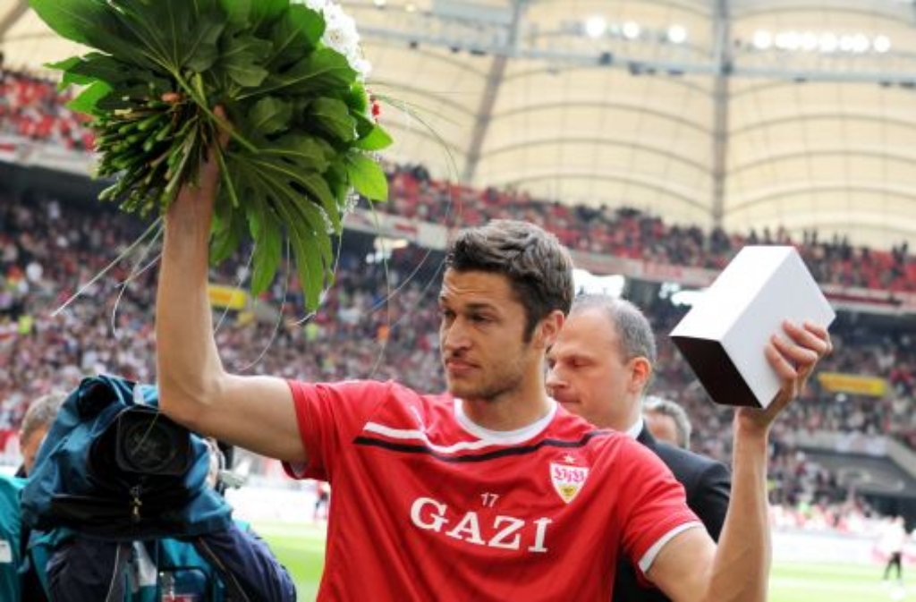 ... in 162 Partien für den VfB die Knochen hin, schoss drei Tore, wurde zwei Mal mit Rot vom Platz gestellt und feierte 2007 die Deutsche Meisterschaft. Doch nach der Saison 2011/12, in der er nur ein Mal für den VfB in der Bundesliga und zwei Mal für den VfB II in der dritten Liga auflief, verabschiedete sich der Franzose von den Fans, die ihn lieb gewonnen hatten. Delpierre wechselte ...