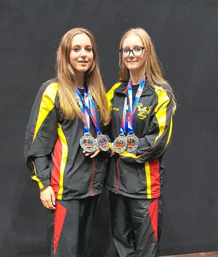 Hatten einige Medaillen zu zeigen: Lisa und Julia Siewert aus Baiersbronn.  Foto: privat Foto: Schwarzwälder Bote