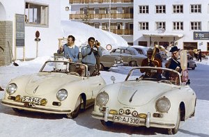Cremefarbene Porsche auf weißem Schnee: 1955 trafen sich die Enthusiasten des schwäbischen Sportwagens in Meran in Südtirol. Foto: Porsche AG