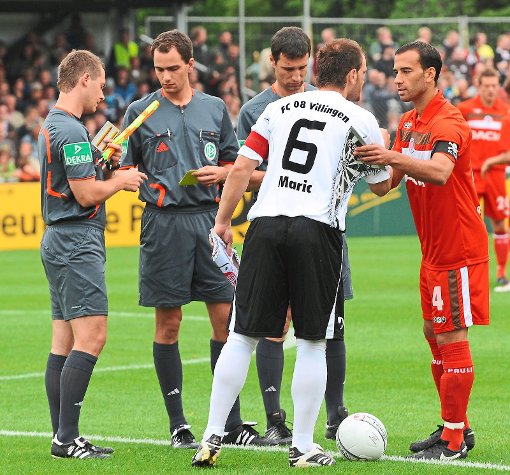 DFB-Pokal im Jahr 2009: 08-Kapitän Jago Maric (links) begrüßt Fabio Morena, den Spielführer des Zweitligisten FC St. Pauli. Foto: Kienzler