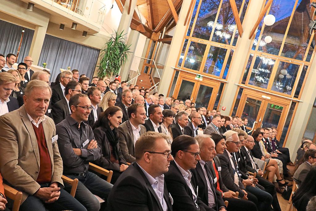 Mehr als 200 Besucher folgen beim Herbstempfang der IHK Reutlingen in der Hohenzollernhalle auch der Rede des von Thomas Bareiß (CDU). Foto: Kauffmann