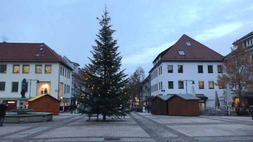 Alle Jahre wieder schmückt der Weihnachtsbaum den Balinger Marktplatz. Foto: (nil)