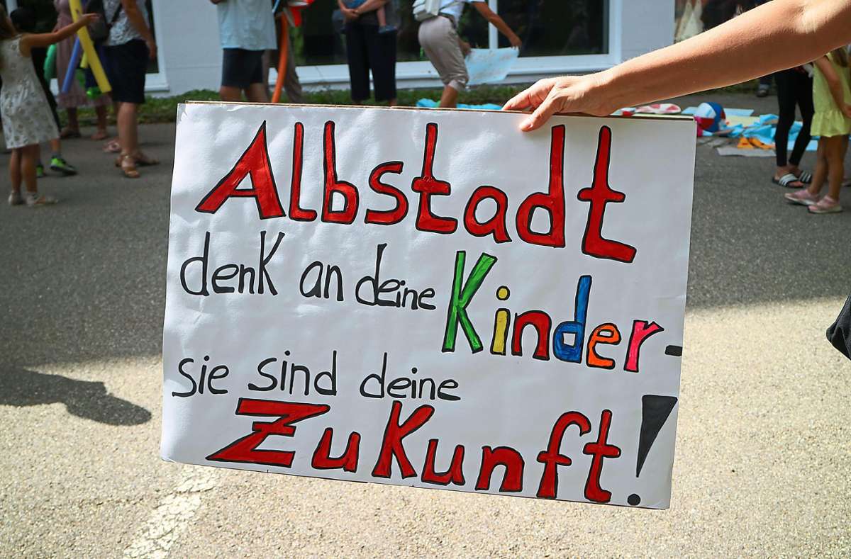 Protest gegen Bäderschließung in Albstadt: Haben bald eine Generation von Nichtschwimmern