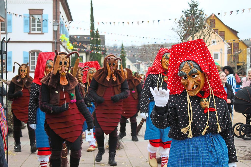 Gute Laune verbreiteten die Narren (hier die Ohlsbacher Hexen) beim Jubiläumsumzug der Rämässer. Fotos: Mutz