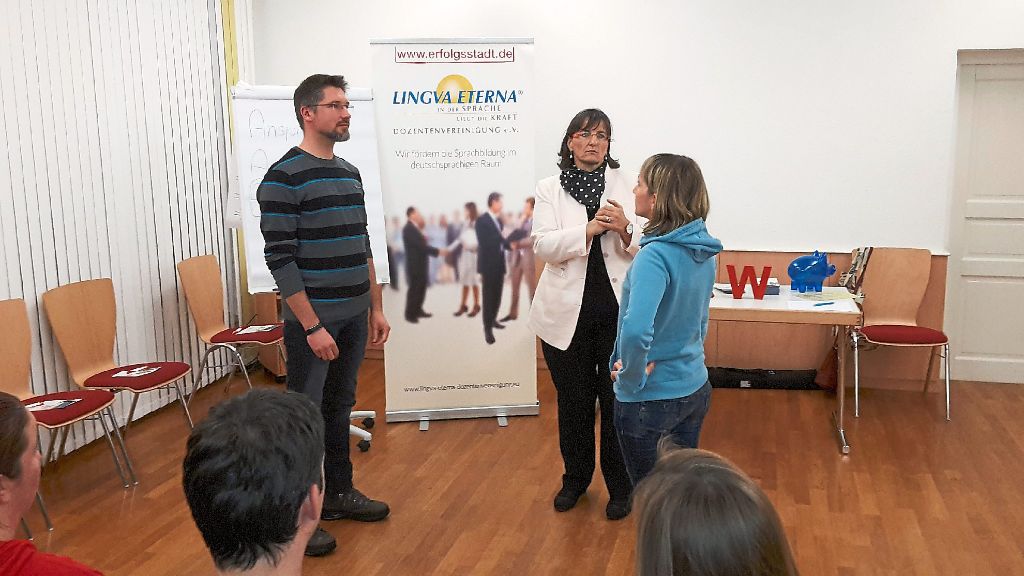 Carola Kaltschmidt (Mitte) übt auf Einladung des Kindergartens Jahnstraße mit Eltern bewusstes Sprechen ein. Foto: privat Foto: Schwarzwälder-Bote