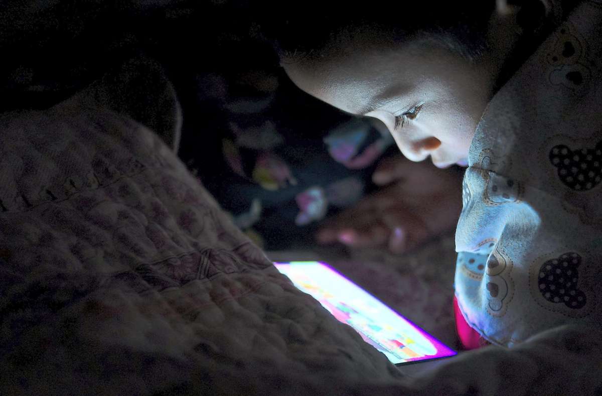 Handy, Tablet und Co. sind heutzutage überall dabei. Gerade für Kinder und Jugendliche birgt das auch Gefahren. Foto: © noorhaswan - stock.adobe.com