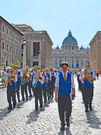 Die Musikkapelle war im Vatikan in Rom, im Hintergrund sieht man den Petersdom.  Foto: Köbele Foto: Lahrer Zeitung