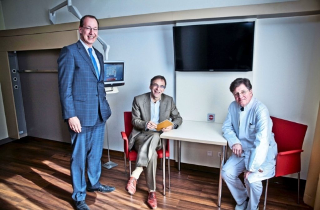 Ralf-Michael Schmitz, Werner Wölfle und Prof. Wolfram Zoller in einem der sanierten Krankenhauszimmer. Foto: Peter Petsch