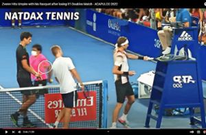 Der Moment des Gewaltausbruchs: Alexander Zverev schlägt gegen den Schiedsrichterstuhl, der  Referee zieht den Fuß hoch. Foto: Youtube/Natdax