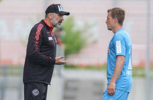 Aalens Trainer Uwe Wolf mit seinem Führungsspieler Sandro Abruscia, dem ehemaligen Kickers-Profi. Foto: imago/Eibner/Ulrich Scherba