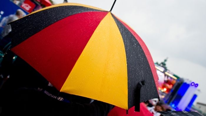 Schwarz-rot-goldener Regenschirm ist Pflicht