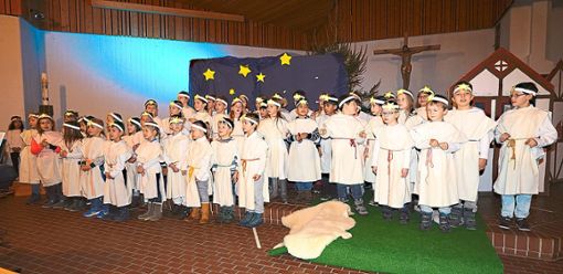 Der große Chor der Erstklässler-Engel eröffnete das Musical zu einer modernen Fassung der Weihnachtsgeschichte. Fotos: Morlok Foto: Schwarzwälder Bote
