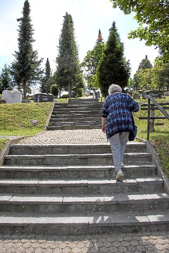 Dringend saniert werden muss auf dem Schonacher Friedhof  die Haupttreppe und der gepflasterte Weg bis zur oberen Einfahrt.  Fotos: Börsig-Kienzler Foto: Schwarzwälder-Bote