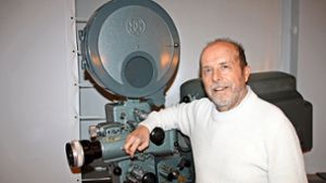 Gerhard Braun ist Herz und Motor des Subiaco-Kinos in Freudenstadt. Die alte Vorführmaschine ist Dekoration. Foto: H. Kuhnert