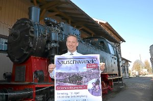 Bahnbetriebe-Geschäftsführer Christian Brinkmann mit dem Plakat zur neuen Saison, die am 12. April startet. Foto: Stiller