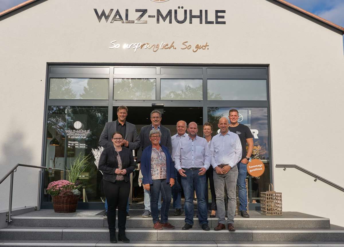 Die Familien Walz und Saur begrüßten bei einem Empfang anlässlich der Eröffnung ihres neuen Marktes Oberbürgermeister Peter Rosenberger (links, hintere Reihe) sowie die CDU-Landtagsabgeordnete Katrin Schindele (vorne links).