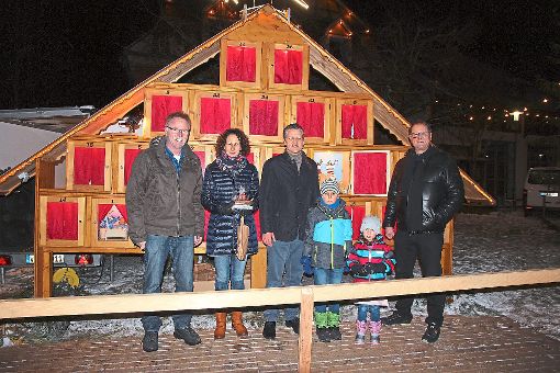 Thorsten Frei kam zusammen mit seiner Familie zum Adventskalender. Auch die Kinder des Abgeordneten hatten großen Spaß bei der Veranstaltung. ﻿ Foto: Bieberstein Foto: Schwarzwälder-Bote