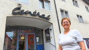 Kinobetreiberin Christa Ullrich kann ihr Haus am Donnerstag wieder öffnen und hofft auf zahlreiche Filmfans. Foto: Otto