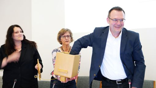 Ohne hinzusehen: Der Erste Bürgermeister Udo Hollauer zieht die WSA aus der Box von Ordnungsamtsleiterin Michaela Maier. Foto: Karina Eyrich