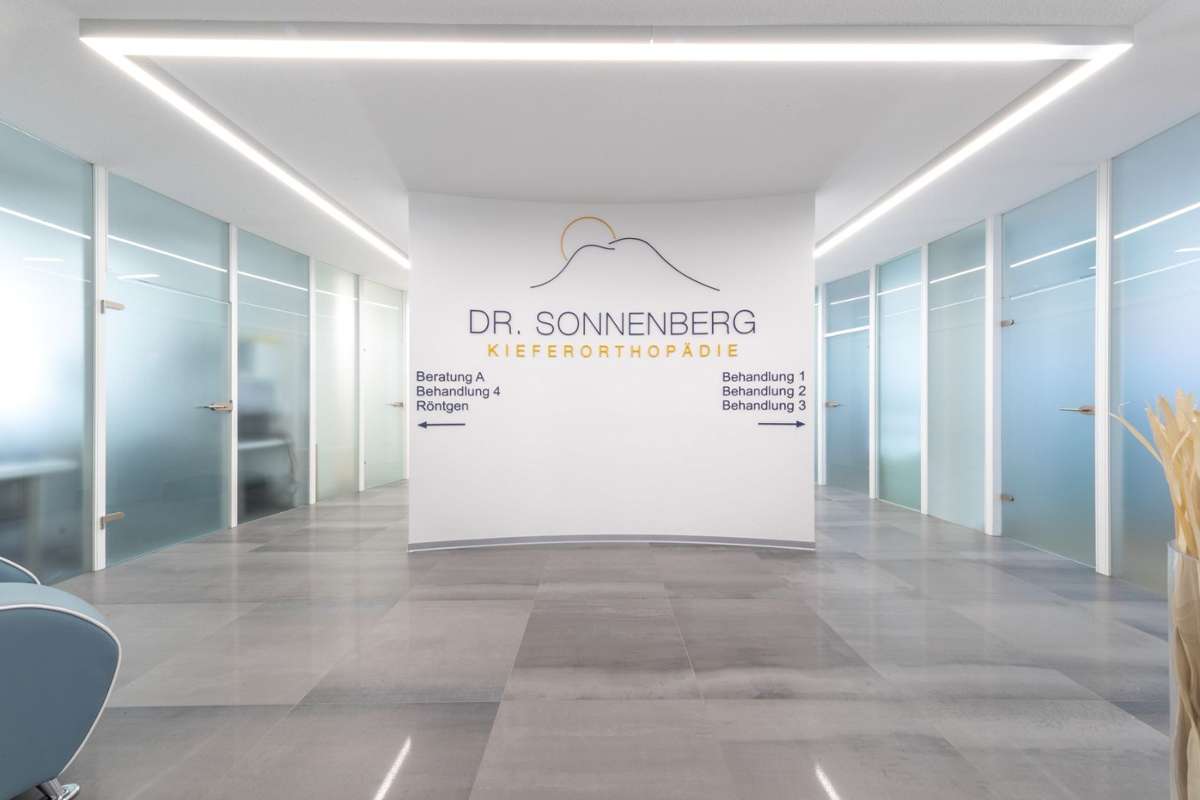 Hell und freundlich: der Eingangsbereich der neuen Praxisräume der Dr. Sonnenberg Kieferorthopädie in Calw.