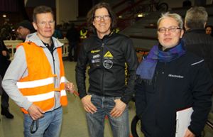 Seine Albschreiber-Jacke hat er noch: Bertram Schwarz (rechts) interviewte die Organisatoren der RSG-Radbörse. Foto: Schwarzwälder Bote