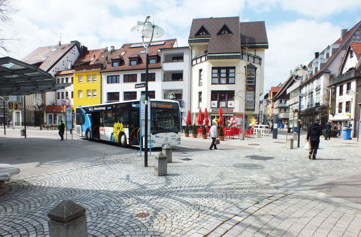 Am Kurt-Georg-Kiesinger-Platz teilen sich Fußgänger und Busse die Verkehrsfläche. Kasseler Borde gibt es nicht. Foto: Benjamin Roth