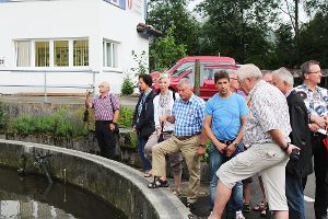 Die Besucher staunten nicht schlecht bei der Führung mit Klärwärter Martin Wäschle (im blauen T-Shirt). Foto: Maier Foto: Schwarzwälder-Bote