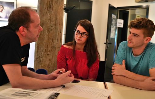 Thomas Fischer (links) spricht mit Nadine Schneider und Kevin Dehner, die sich für eine Klein-Rolle im Thriller Libra bewerben. Foto: Morlok