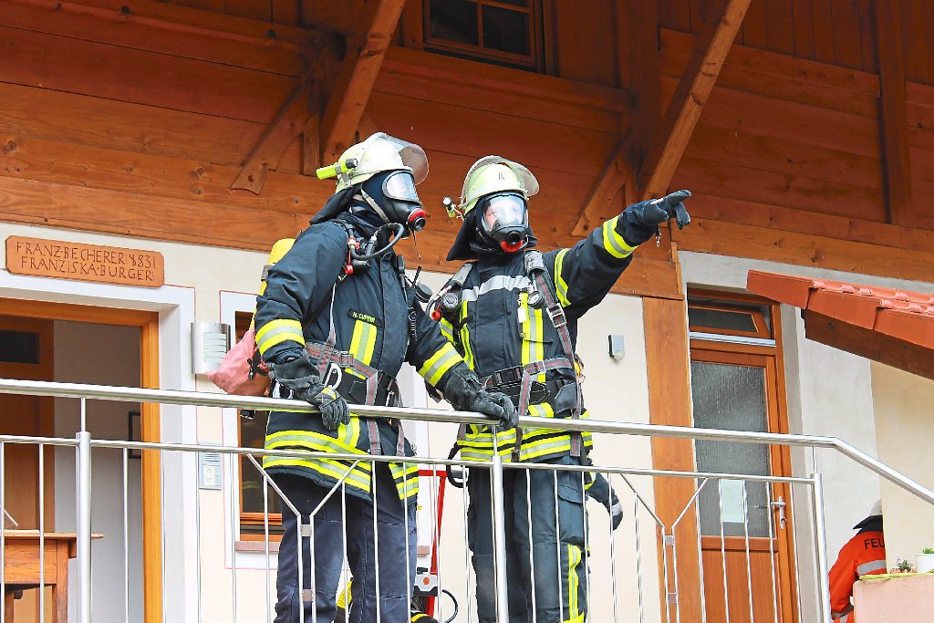 Auch Atemschutzträger gehören zur Feuerwehr, hier bei einer Raumschaftsübung.