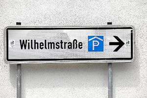 Da gehts lang zum Parkhaus Wilhelmstraße – und das wird künftig mit Kameras überwacht. So beschloss es gestern der Gemeinderat.   Foto:  Maier