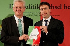 Die SPD-Basis stimmt über das Papier, das Winfried Kretschmann (links) und Nils Schmid in den Händen halten, ab. Foto: dapd