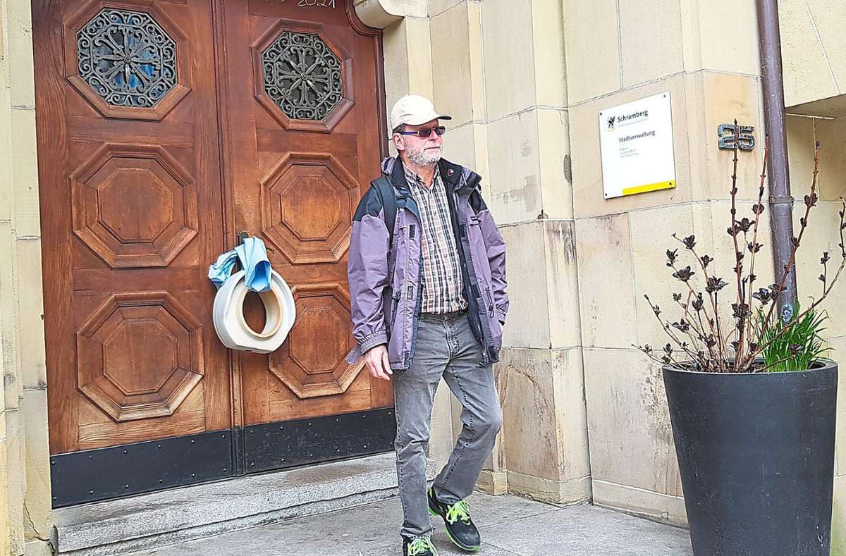 Es ist vollbracht: ­Herbert Fix hat die Klobrille an der Rathaustüre angebracht.