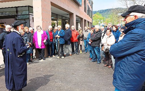 Die stattliche Gruppe des KGV folgt in Bad Liebenzell den Ausführungen von Büttel Ernst Heeskens.  Foto: Schabert Foto: Schwarzwälder-Bote