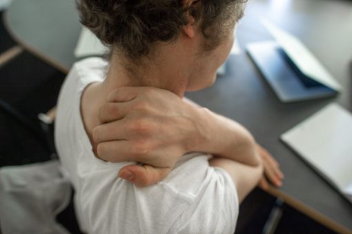 Die falsche Arbeitshaltung kann zu Verspannungen im Nacken führen. (Symbolfoto) Foto: Klaus-Dietmar Gabbert/dpa