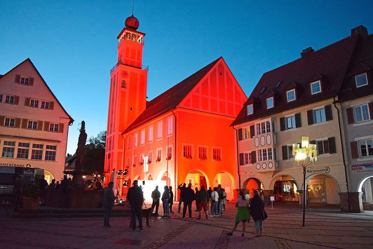 Das Freudenstädter Rathaus in die Signalfarbe Rot getaucht. Foto: Michel Foto: Schwarzwälder Bote