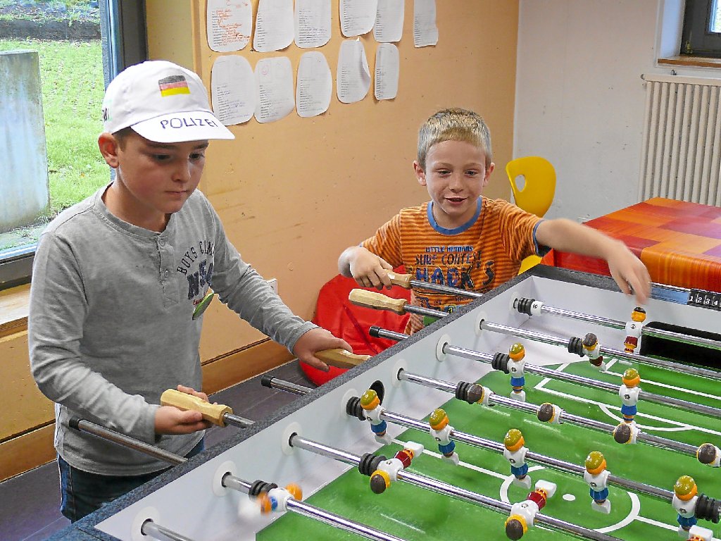 Bei der Ferienbetreuung in der Grundschule Hechingen hatten die Kinder gestern beim Tischkicker, in der Turnhalle, beim Backen oder Spielen ihren Spaß. Fotos: Begemann