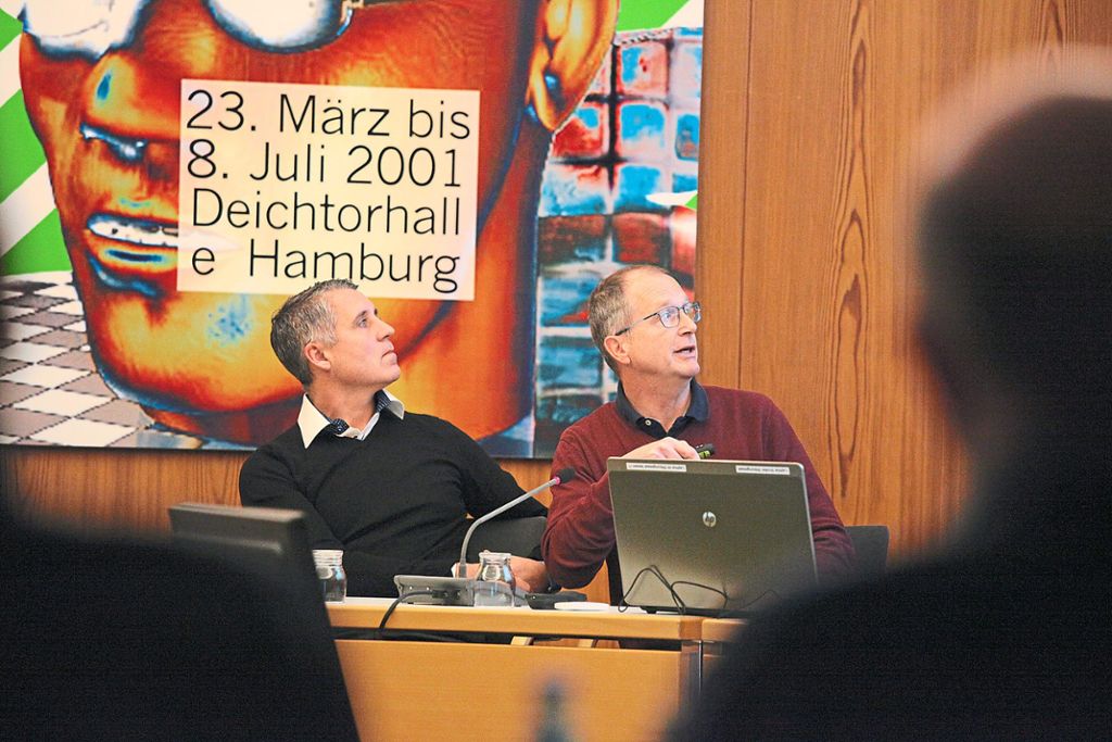 Der Technische Direktor der Firma Wahl, Ansgar Heege (rechts), hier zusammen mit Wahl-Geschäftsführer Jörg Burger, erläutert dem Gemeinderat das Bauvorhaben der Firma Wahl bei Peterzell. Foto: Reutter