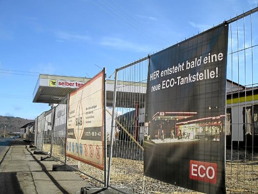 Im Frühjahr geht am Burladinger Ortsausgang die neue Eco-Tankstelle in Betrieb. Foto: Rapthel-Kieser