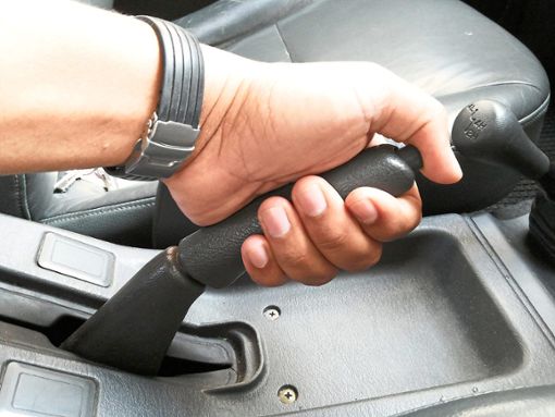 Ein 21-Jähriger stellte einen Mercedes auf dem abschüssigen Gelände eines Autohauses ab. Dabei vergaß er, die Handbremse anzuziehen. (Symbolfoto) Foto: jedsadabodin – stock.adobe.com