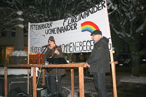 Gabi Réti singt Imagine von John Lennon. Rechts im Bild: Frank Börnard vom Bürgerarbeitskreis Sulz Foto: Danner Foto: Schwarzwälder-Bote