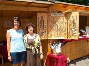Was in der Kunst- und Schmucktherapie des Johanneshauses hergestellt wurde, präsentierten Petra Feuijo (links) und Erika Hampel (rechts) beim Sommerfest. Foto: Ziegelbauer Foto: Schwarzwälder-Bote