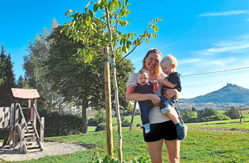 Eva Fux – hier mit Leni und Lukas – freut sich über die neuen Bäume. Immer wieder hatte sie mit Eltern über fehlenden Schatten gesprochen und fragte schließlich bei der Gemeinde an. Foto: Gern