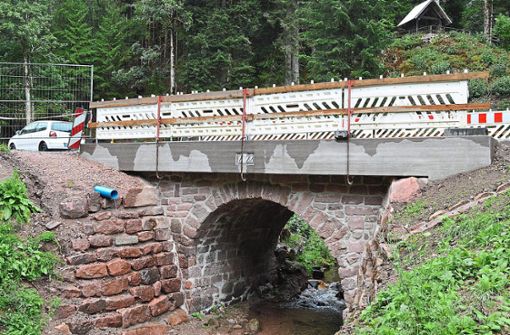 Die Prinz-Kari-Gewölbebrücke in Hinter-Kaltbrunn ist nach fünfmonatiger Sanierungszeit wieder befahrbar. Es fehlt nur noch das Brückengeländer. Foto: Herzog