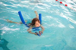 Wer in St. Georgen schwimmen lernen will, braucht derzeit Geduld. (Symbolfoto)  Foto: © Image’in – stock.adobe.com