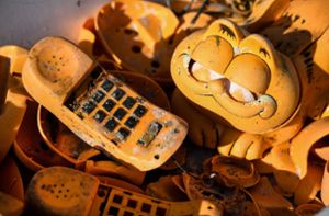 Die ersten Garfield-Telefone wurden vor 30 Jahren angespült. In manchen Jahren sind es bis zu 200 Teile. Foto: Fred TANNEAU/AFP