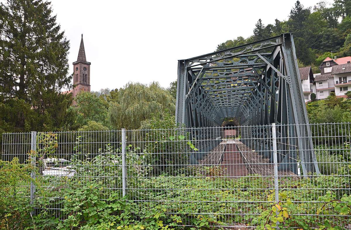 Die Eisenbahnbrücke bleibt in Richtung Schramberg ungenutzt.