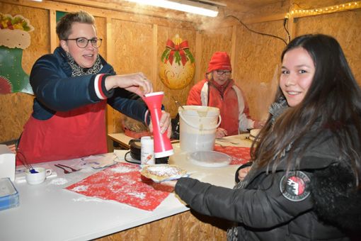 Leckere Waffeln und heiße Getränke oder Selbstgemachtes für den Gabentisch – die Stände beim Straßberger Weihnachtsmarkt lassen kaum Wünsche offen.  Fotos: Born Foto: Schwarzwälder Bote