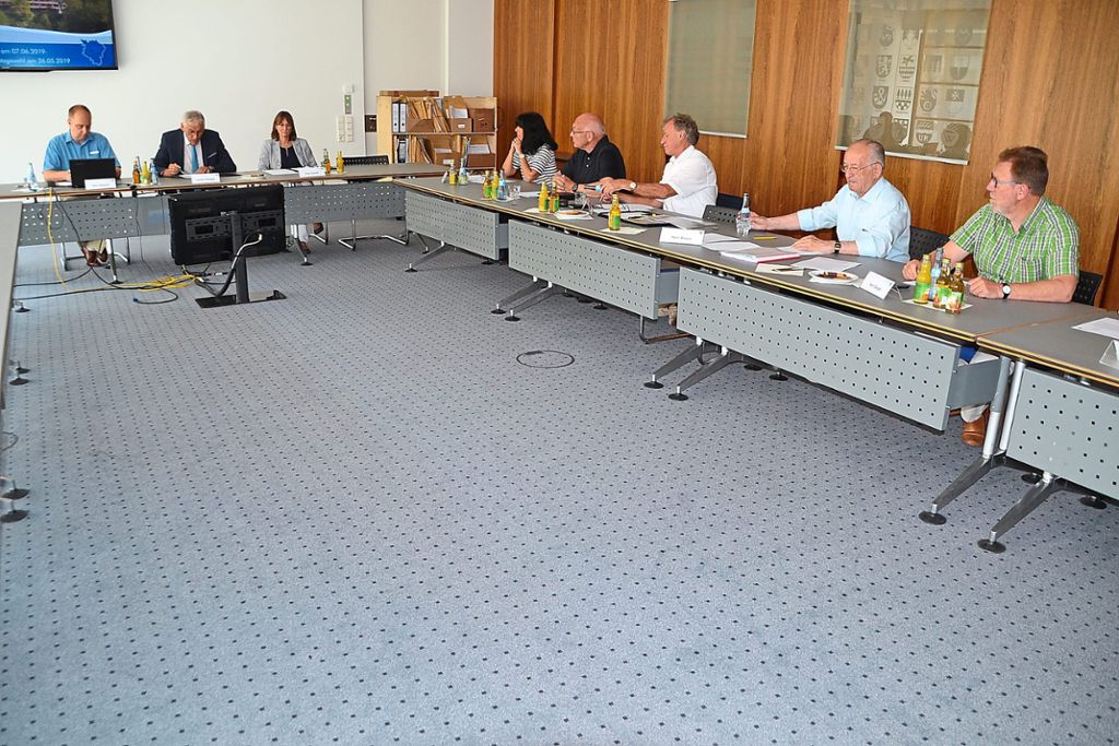 Der Kreiswahlausschuss des Landkreises Calw  tagte unter dem Vorsitz von Landrat Helmut Riegger (Zweiter von links). Fotos: Kunert