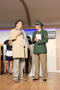 Kommissar Zöllner (Johannes Bogenschütz) und seine Kollegin Kleinfeld (Julia Bäurer) versuchen den mysteriösen Fall zu lösen. Foto: Schwarzwälder Bote